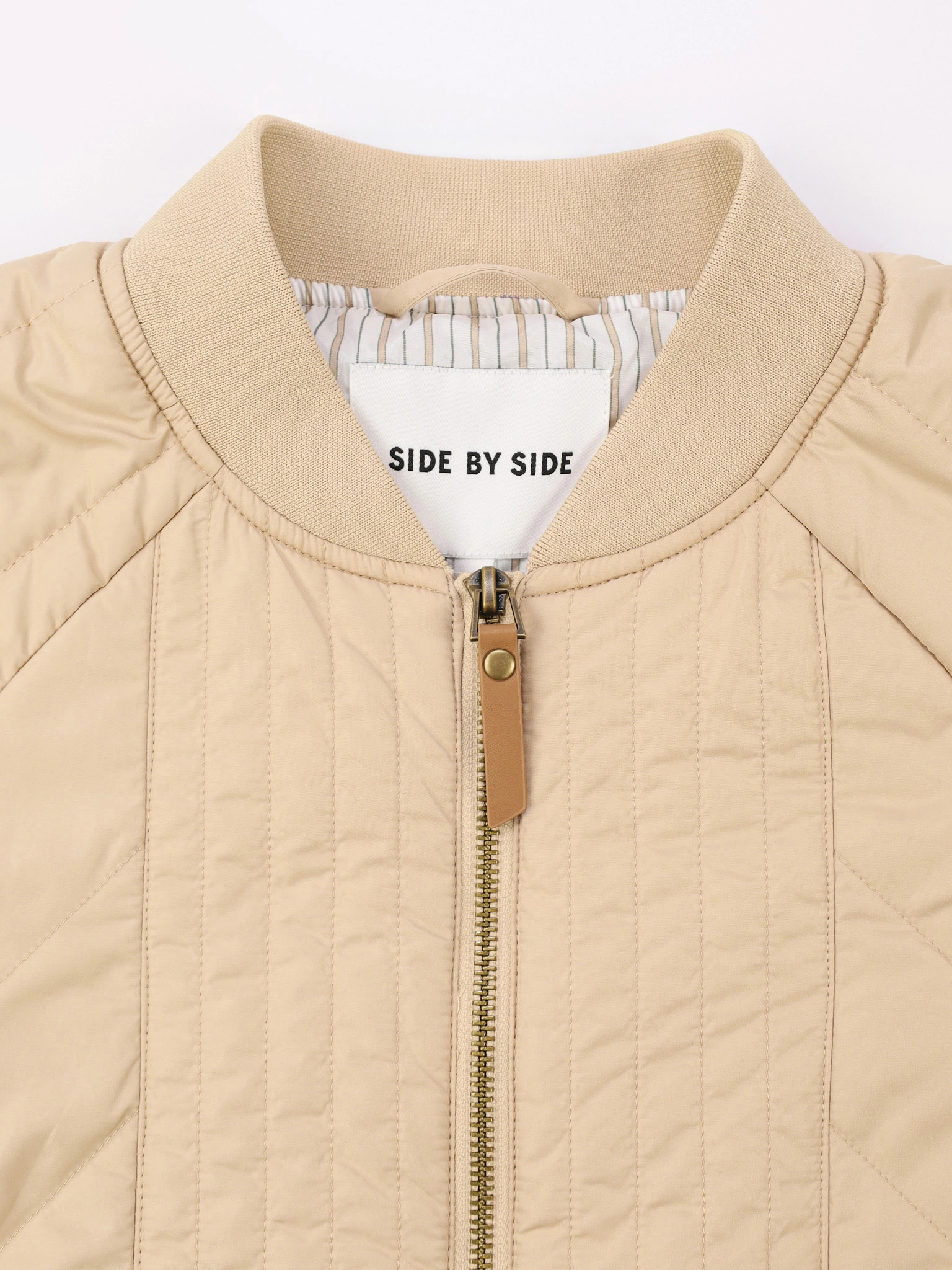 Пальто бежевого цвета прямого кроя